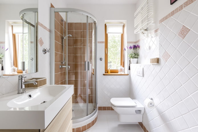 smalle badkamer met raam