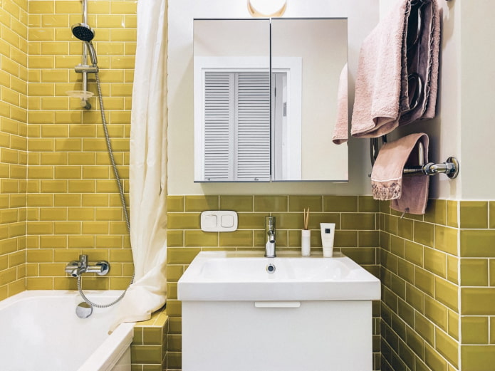 gele tegels in de badkamer