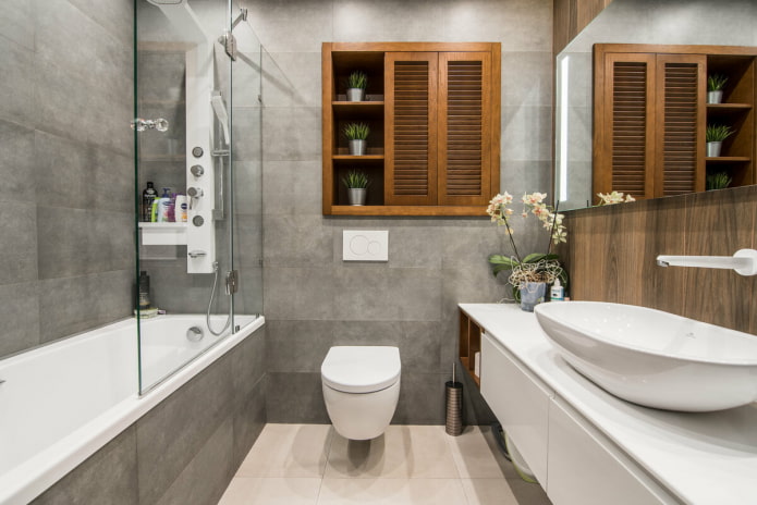 kast in een nis boven het toilet
