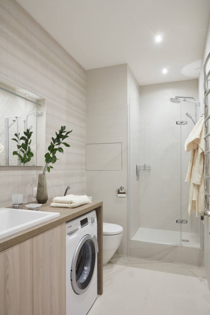 Wasmachine in een lichte badkamer