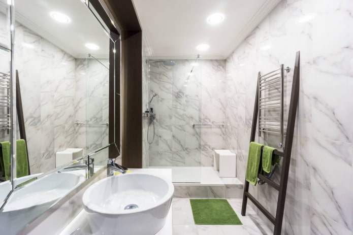Ruime badkamer met douche