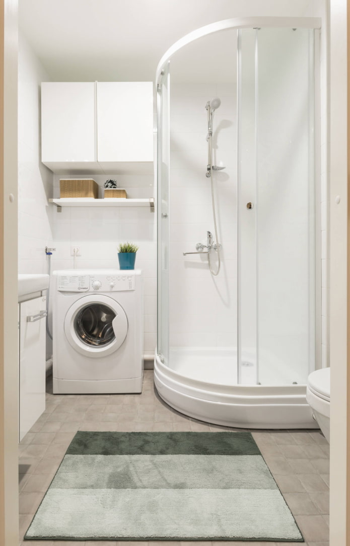 Witte cabine in een lichte badkamer