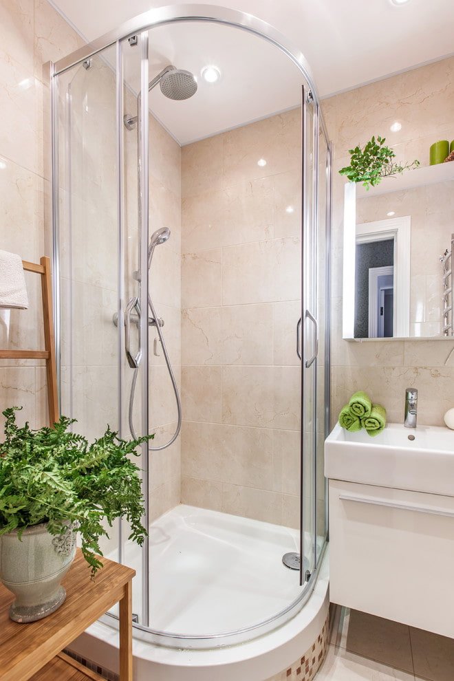 Ronde douche in de badkamer met groene accenten