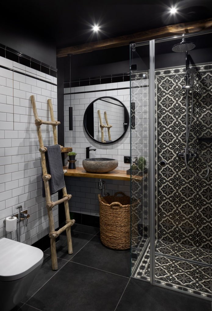 Badkamer met een plankje onder de wastafel