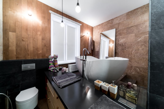 gordijnen voor het raam in de badkamer