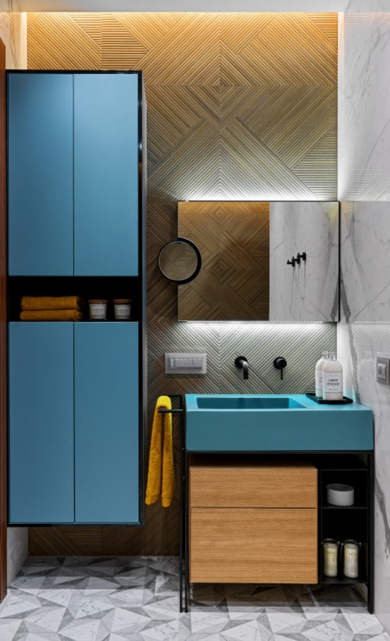 blauwe wasbak in het interieur