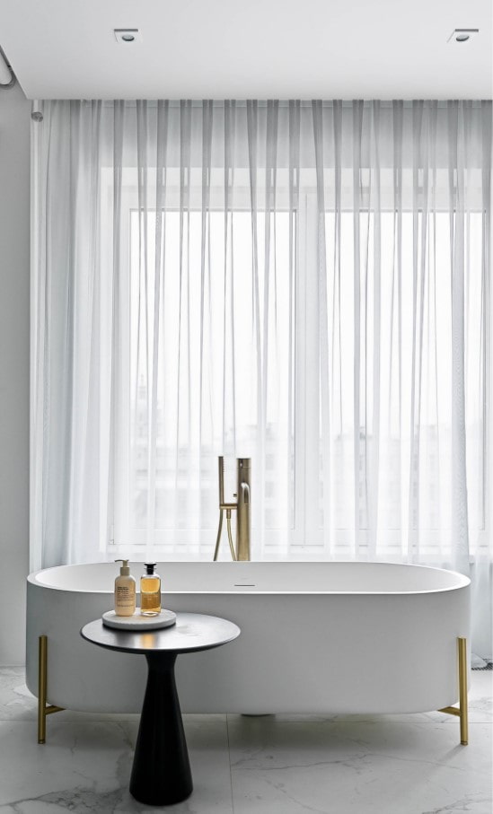 badkamer met een groot raam