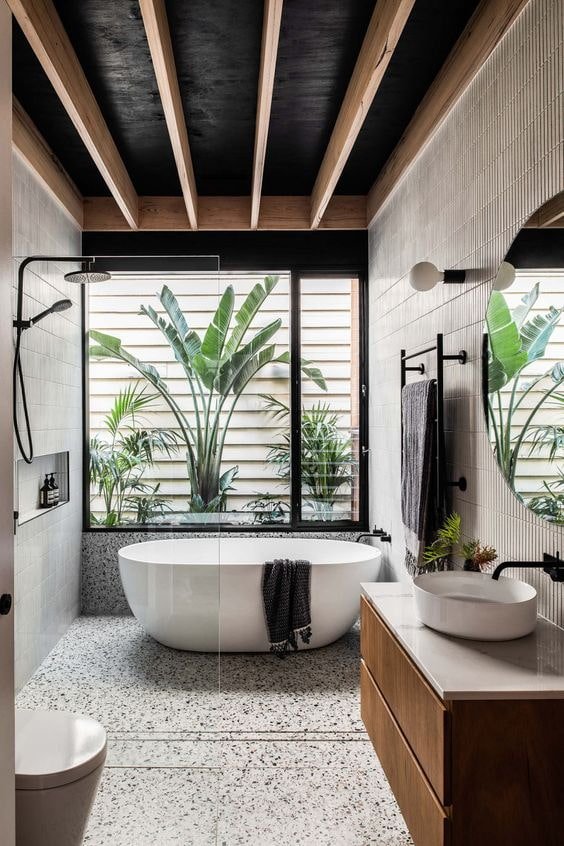 witte badkamer in het midden