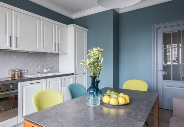 Lineaire keuken in pastelkleuren met een kast in de hoek