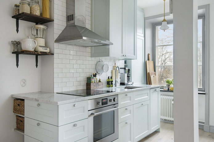 Witte keuken met een doos in het midden van de muur