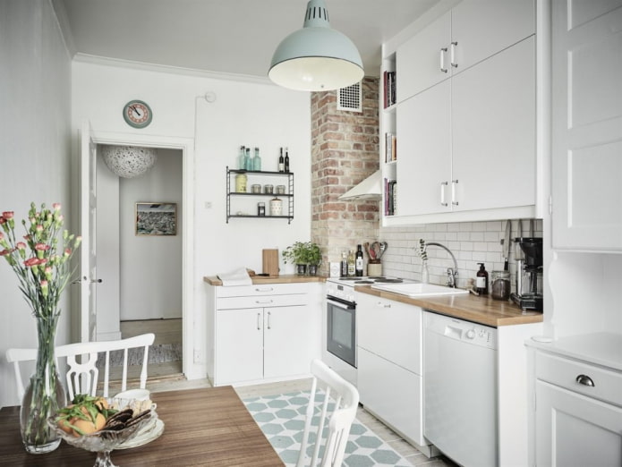 Witte keuken met een ventilatiebox met bakstenen afwerking