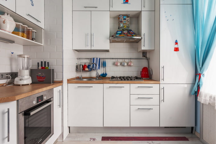 Witte keuken met een ventilatiebox in de hoek