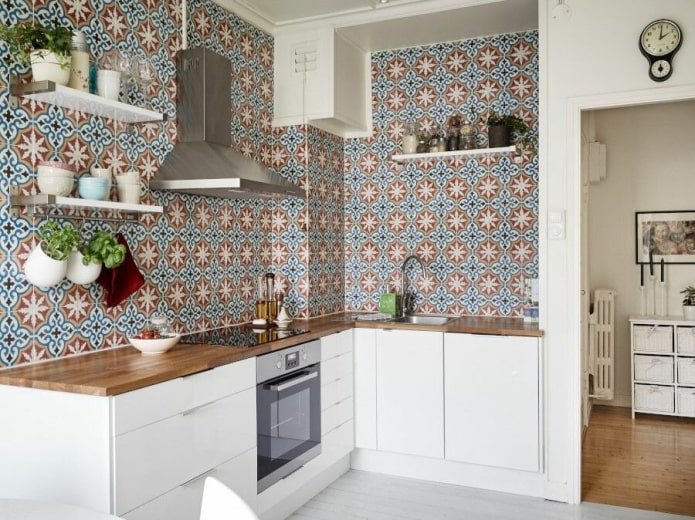 Keuken met een kleurrijke afwerking van het schort en de kast