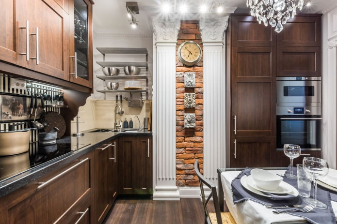 Houten keuken met een bakstenen doos in het midden van de muur