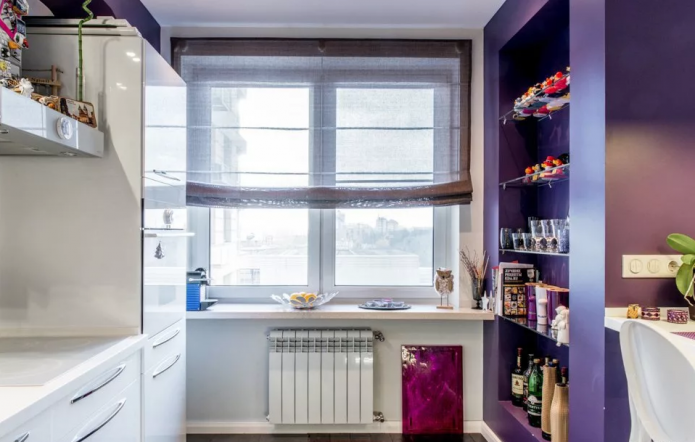 Lichte keuken met planken op de ventilatiebox