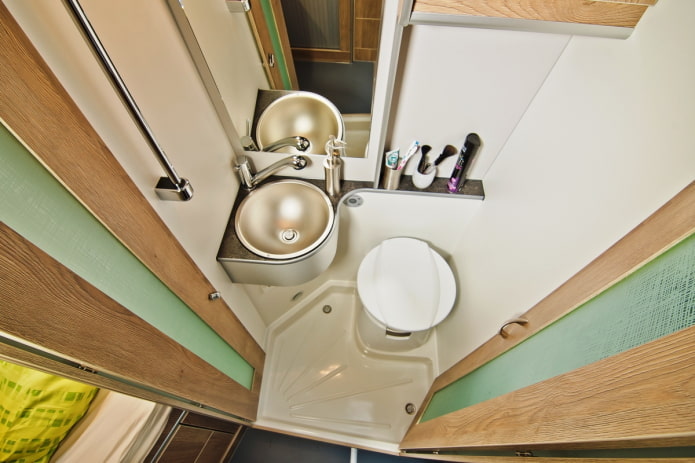 interieur van een badkamer in een camper