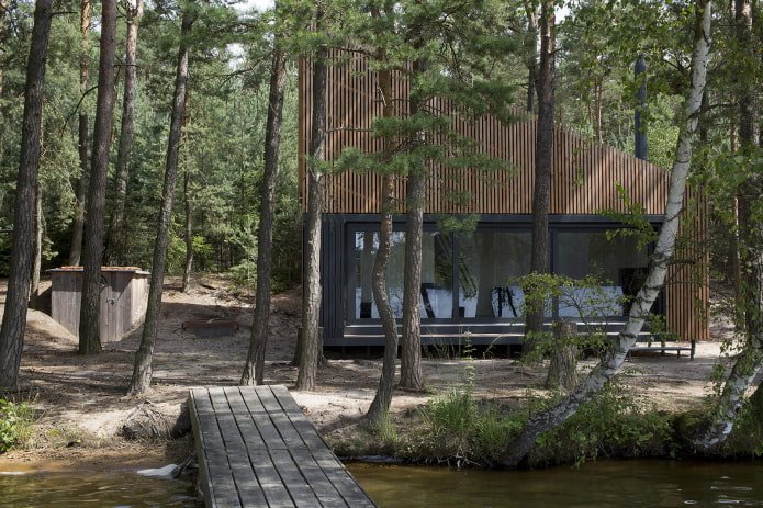 Huis in het bos bij het meer