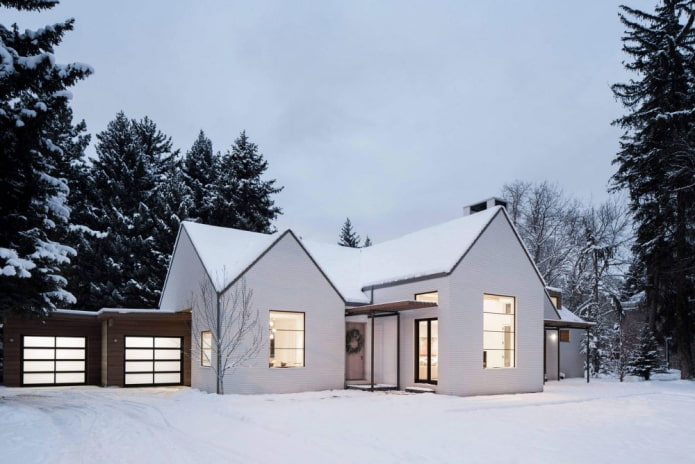 wit huis in Scandinavische stijl