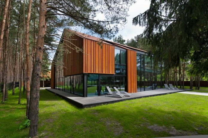 huis in hightech-stijl in het bos