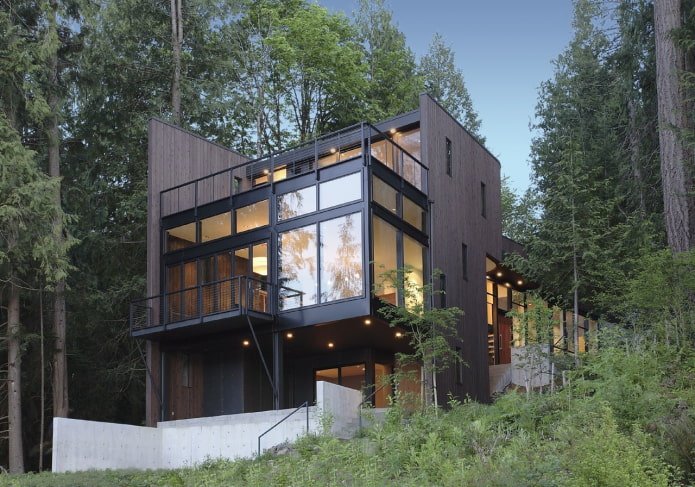 huis in hightech-stijl in het bos