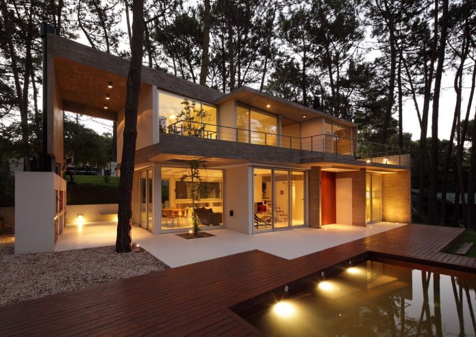 huis in hightech-stijl in het bos