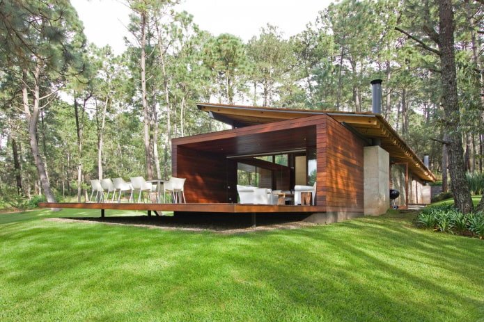 huis in hightech-stijl in het bos