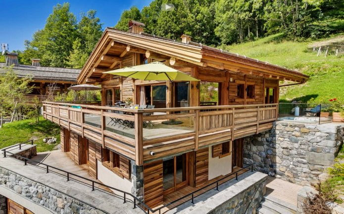 huis met een groot balkon