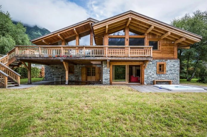 twee verdiepingen tellend huis met loggia