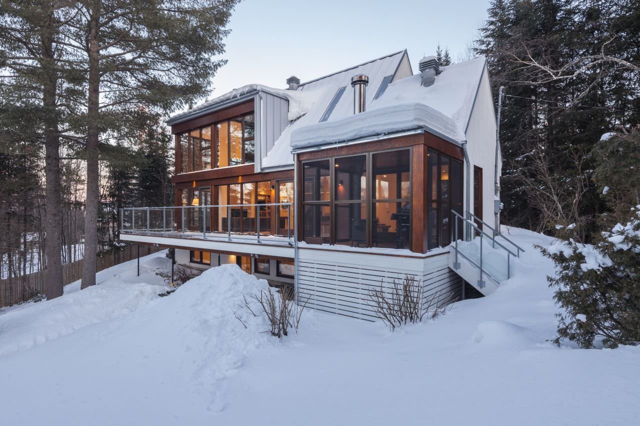 huis met twee verdiepingen en panoramische ramen