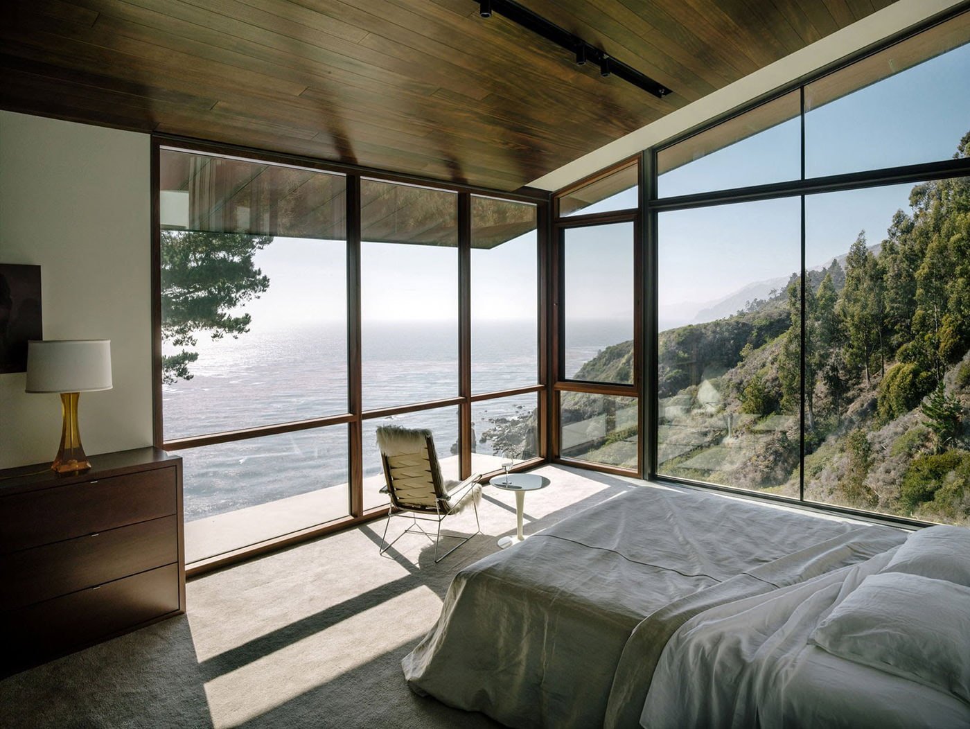 interieur van de slaapkamer in een landhuis met panoramische ramen