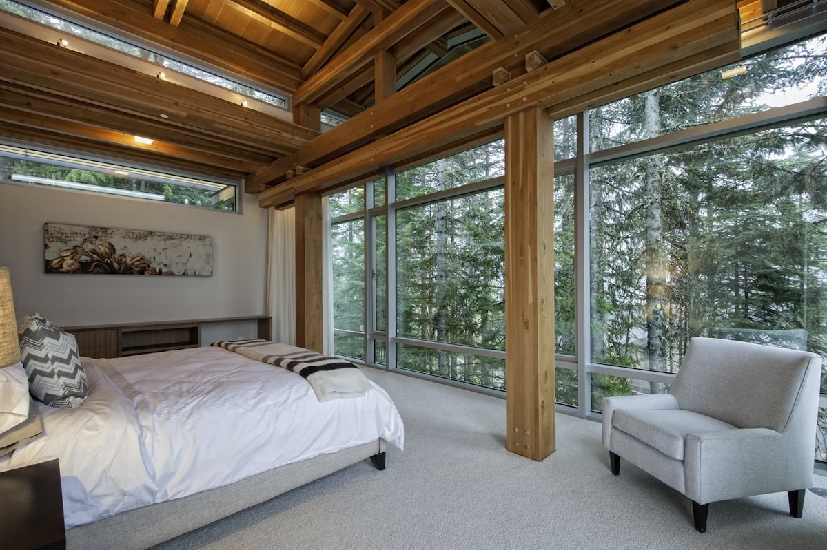 Interieur van een slaapkamer in een landhuis met panoramische ramen