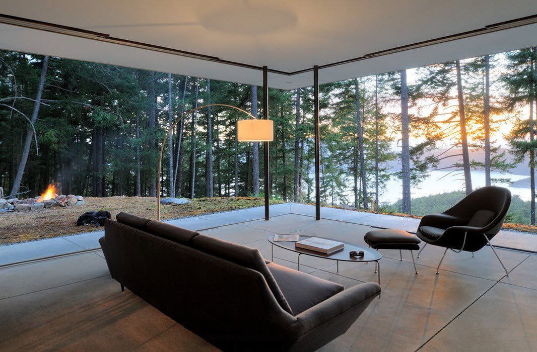 Woonkamerinterieur in een landhuis met panoramische ramen