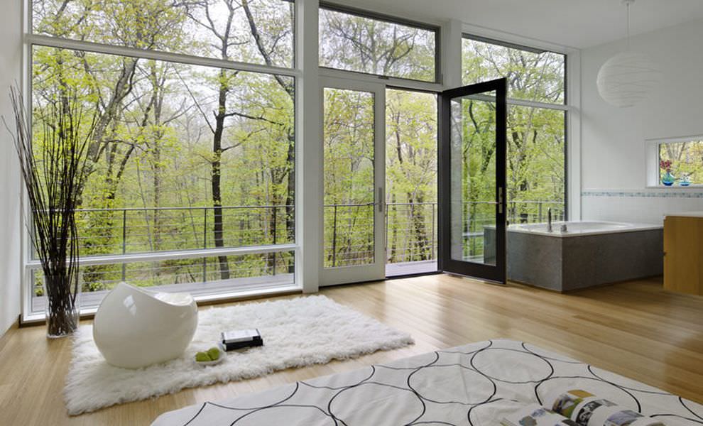 Interieur van een landhuis met panoramische ramen