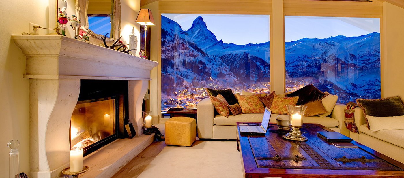 interieur van de woonkamer in een landhuis met panoramische ramen