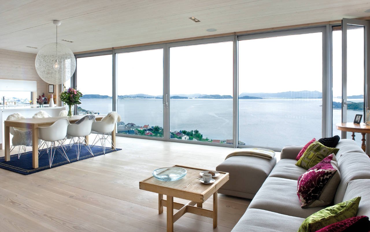Woonkamerinterieur in een landhuis met panoramische ramen