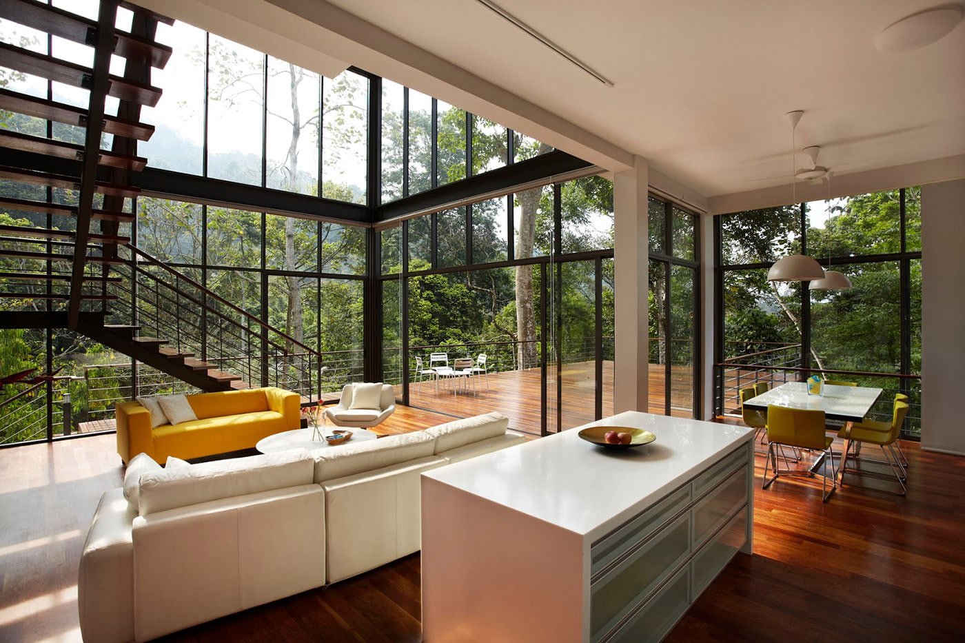 woonkamerinterieur in een landhuis met panoramische ramen