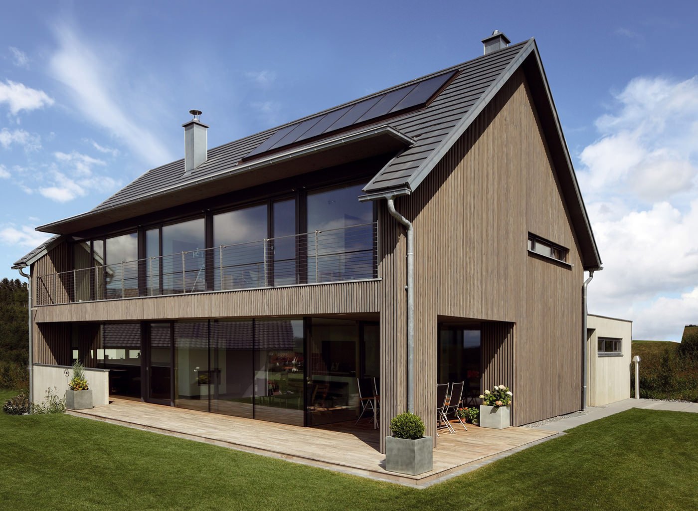 huis met twee verdiepingen en panoramische ramen