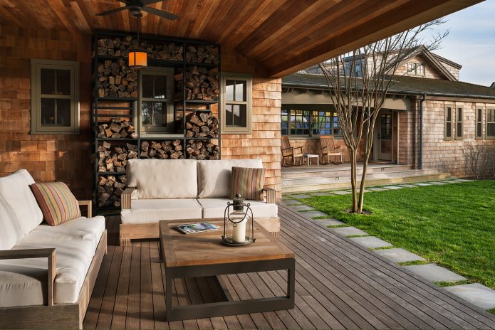 houtopslag op de veranda