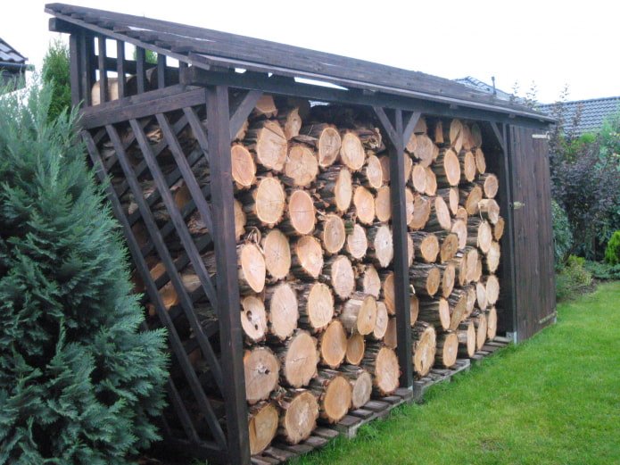 houthok bij de schutting