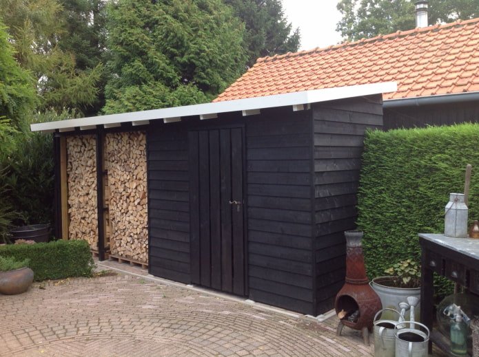 houthok bij de muur van het huis