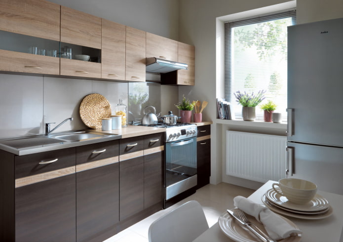 rechte keuken met houten fronten