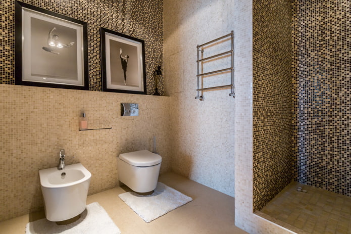 douche van bruine tegels in het interieur
