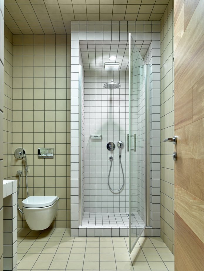 douchebak van tegels in het interieur