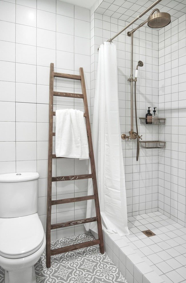 douche van witte tegels in het interieur