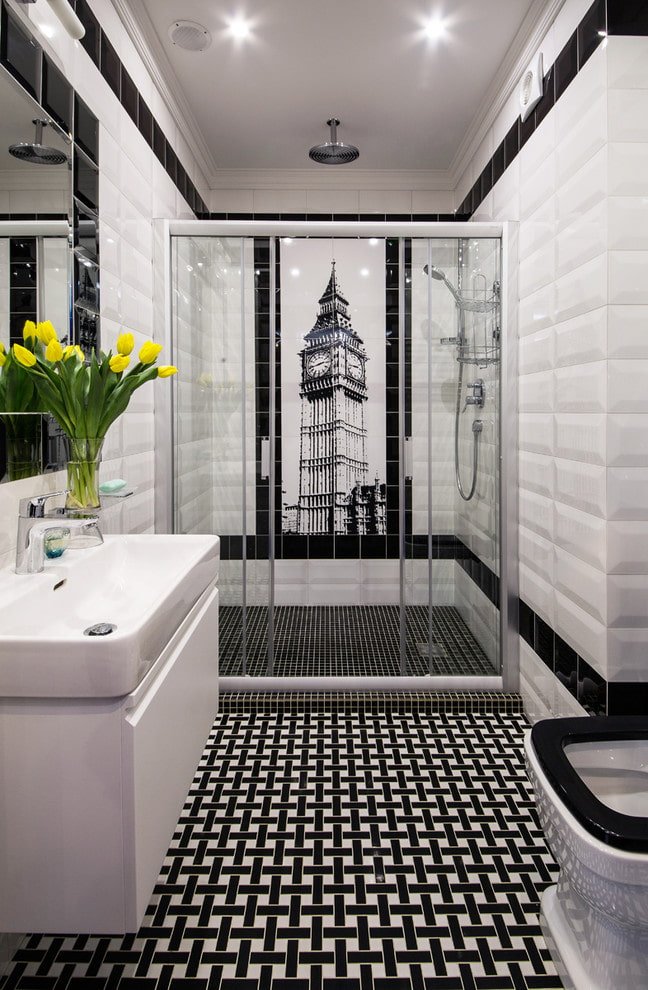 tegels met een patroon in de douche in het interieur