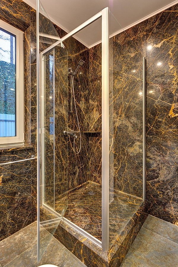 stenen tegels in de douche in het interieur