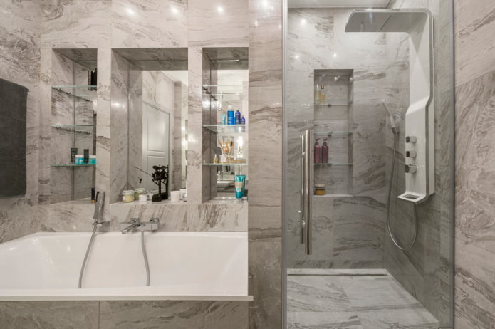 stenen tegels in de douche in het interieur