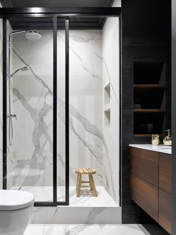 stenen tegels in de douche in het interieur