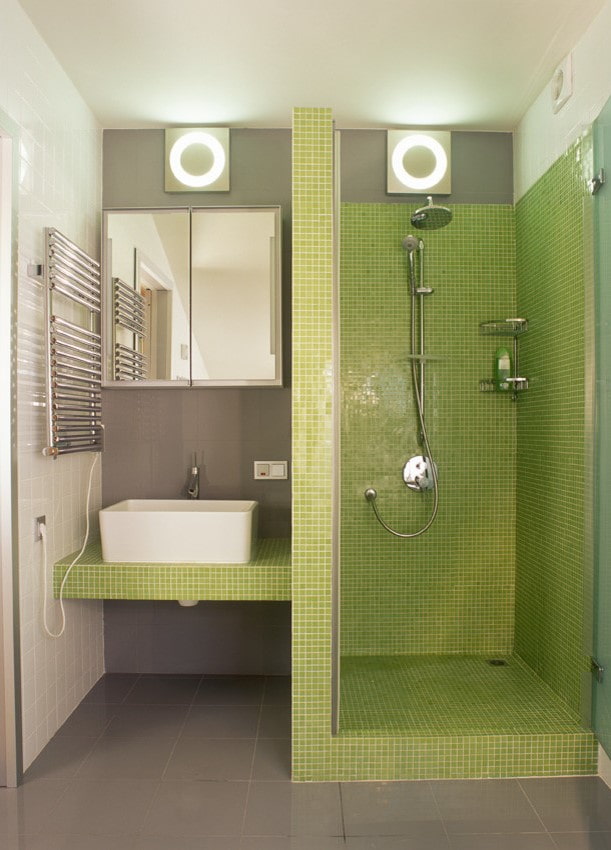 douche van groene tegels in het interieur