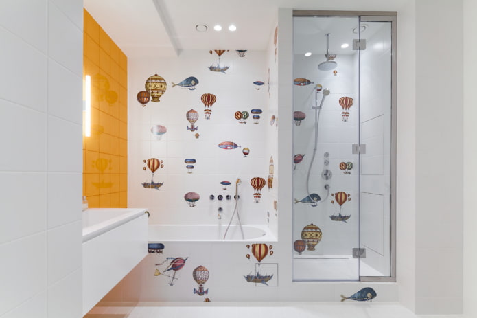 tegels met patronen in de douche in het interieur